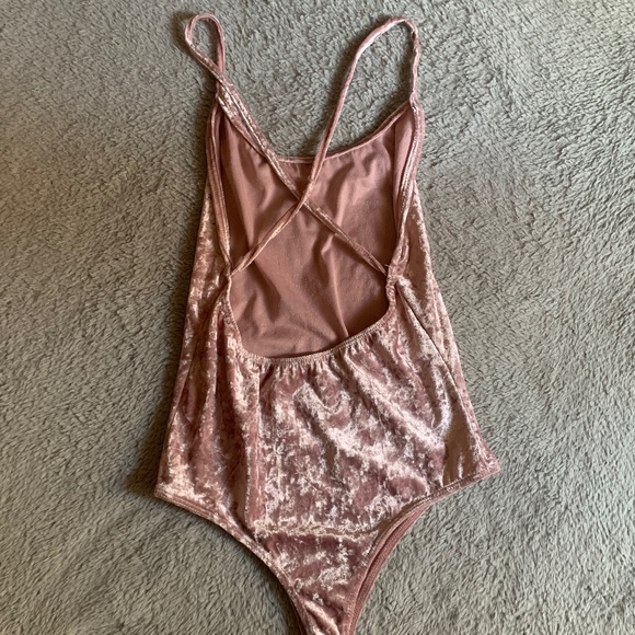 baby pink velvet L. A. HEARTS open back body suit. - Picture 2 of 4
